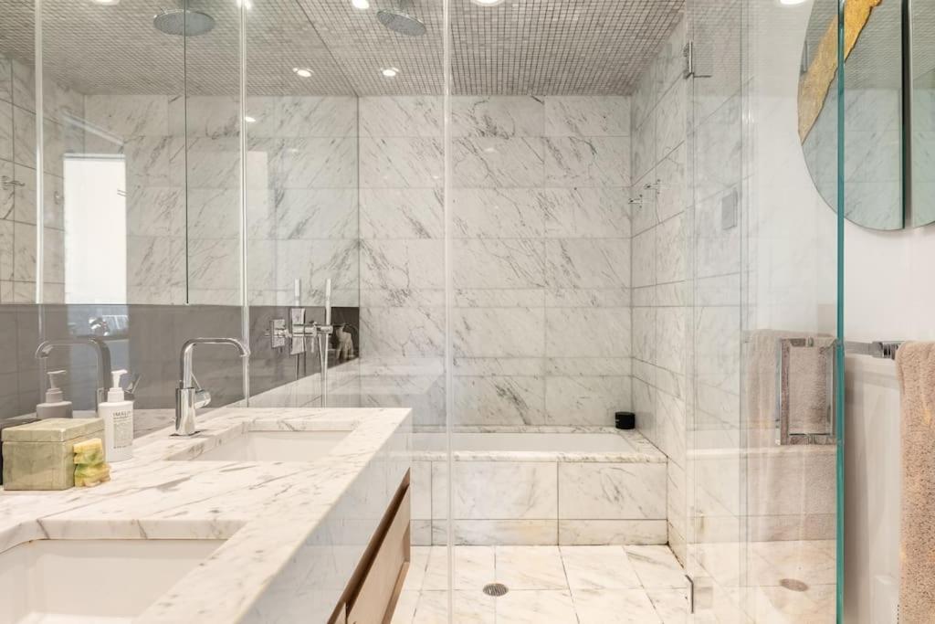 Pangsapuri Brand New Five Bedroom Penthouse New York